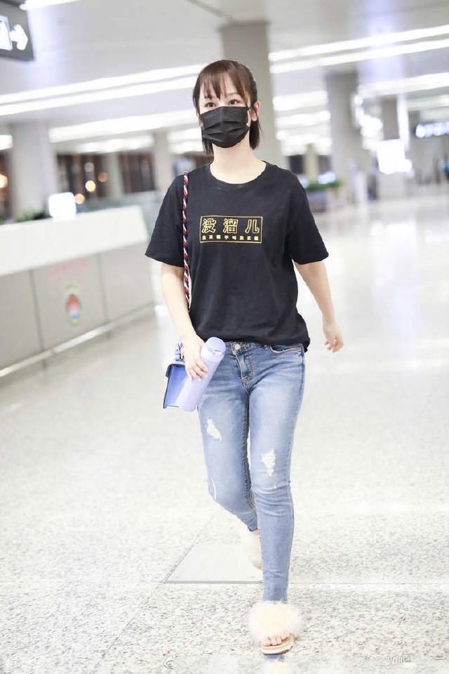 25岁杨紫和21岁张雪迎机场秀，看了她们的腿，难怪秦俊杰选择分手