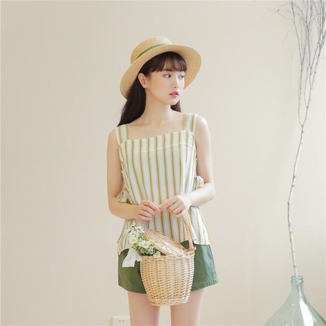 优雅与性感并茂的吊带背心，搭配短裤凉鞋，时尚又清爽