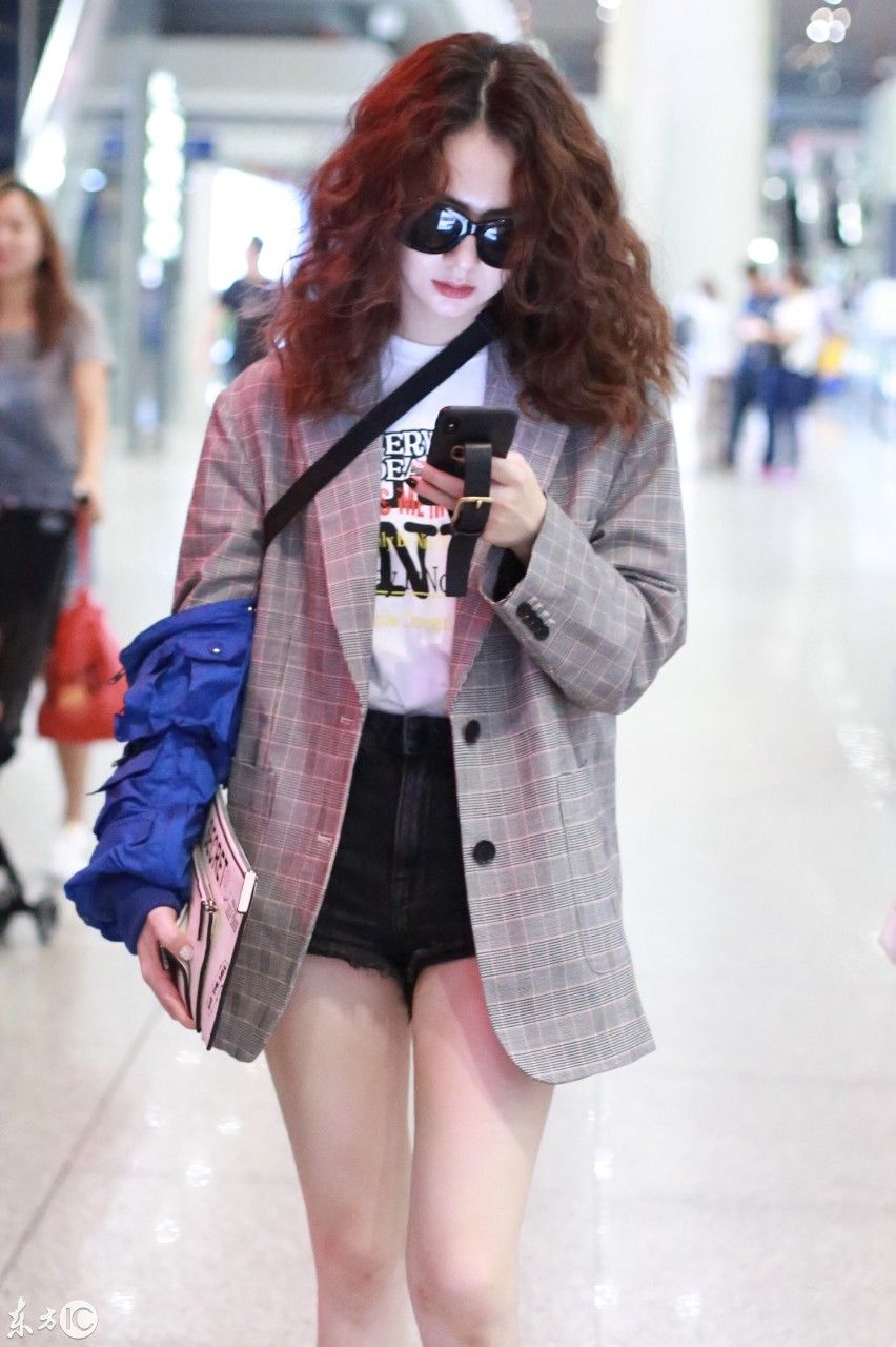 戚薇现身首都机场，新发型真的符合她的个性，网友:比李承铉帅