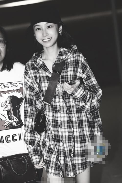 当宋祖儿和姜梓新同穿格子外套，终于知道了谁才是真正的气质女神