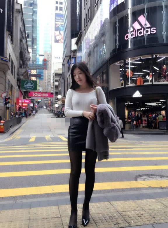 街拍：小姐姐皮裙出街，在人群中就是最亮的星!