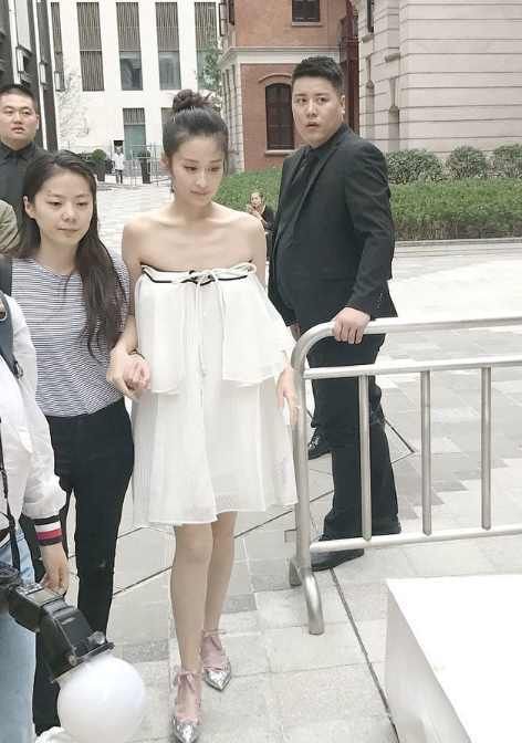 颖儿穿着抹胸白裙现身,瘦到胸口排骨清晰可见