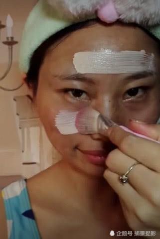 美女化妆用胶带粘住嘴巴两侧，妆后林志玲卸妆变凤姐，小伙子们找