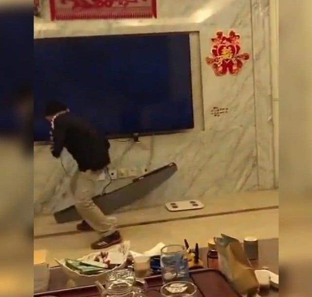  家里■小萌娃蹲在家里踢毽子因“技艺高超”爆红，网民：这怕是拆家级別的水准