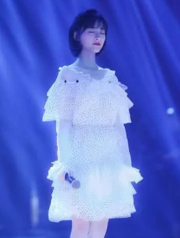 沈月剪了发型,就不是那个顶着刚洗好的韭菜头“杉菜”了,如同整