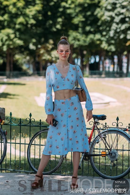 拜拜黑白灰，裙子选这些颜色最吸睛！