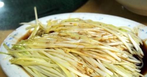  「水泥罐」农村人是这样种韭黄的，很多人吃过没见过怎么种