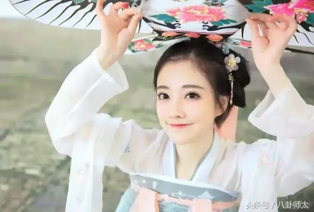 杨清柠穿水手服的样子很美吗？冯提莫穿汉服才让人挪不开眼！