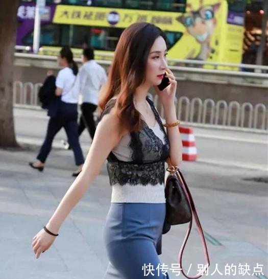 街拍 40岁小姐姐包臀裙魅力无限, 网友 这条裙子有点怪哦!