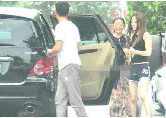 扮嫩只服李小璐！露脐装+热裤36岁嫩成16岁，网友：又做头发了？