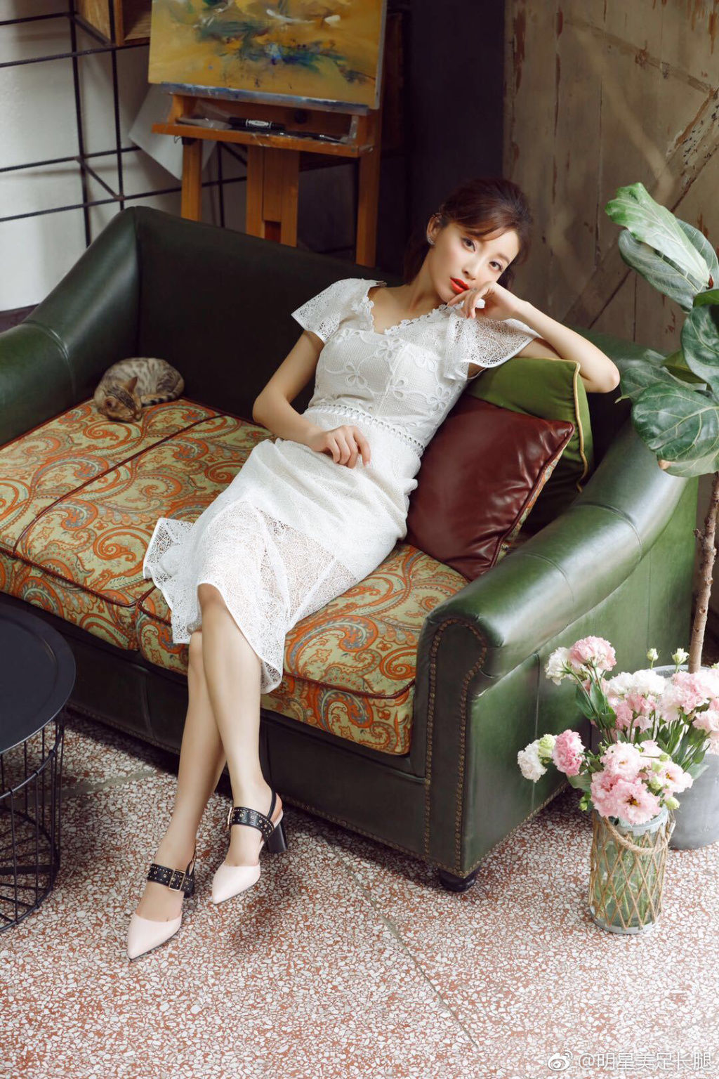 内地女星高晓菲时尚街拍，高跟鞋真的好看 美脚丫更漂亮