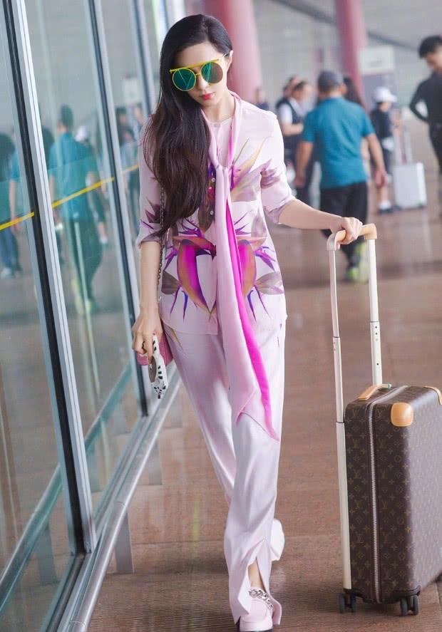 范冰冰果然与众不同，流苏裙配皮裤辣眼睛，难怪会输给张馨予！