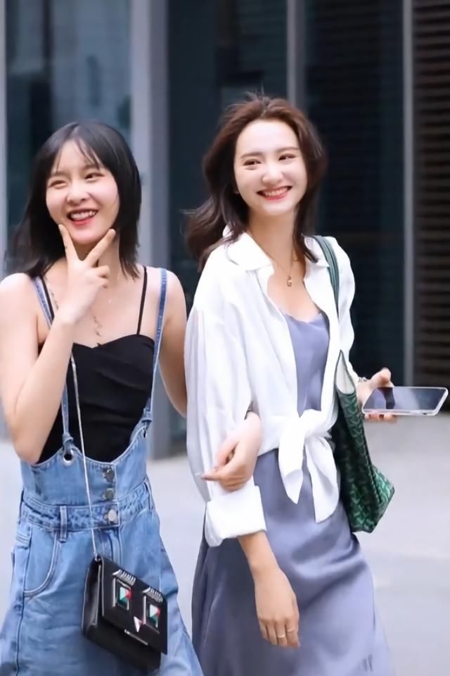  闺蜜@好闺蜜逛街购物比美，一个像夏季，一个像秋季，网友：成人才没选！