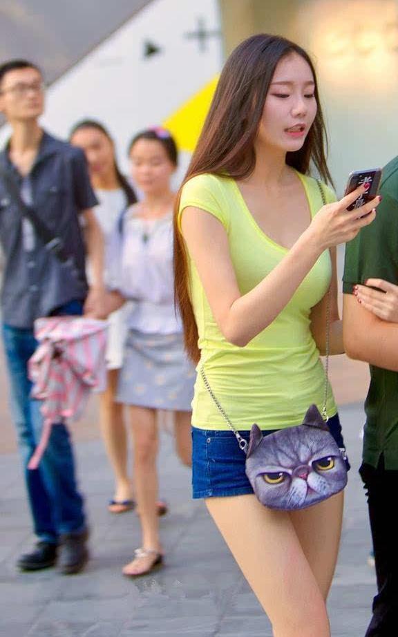 街拍美女：纯洁大方穿搭清凉，大长腿真棒！