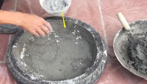  邻居@找来4个废旧小轮胎，用水泥砂浆浇个小花园，楼上邻居叫我再做个