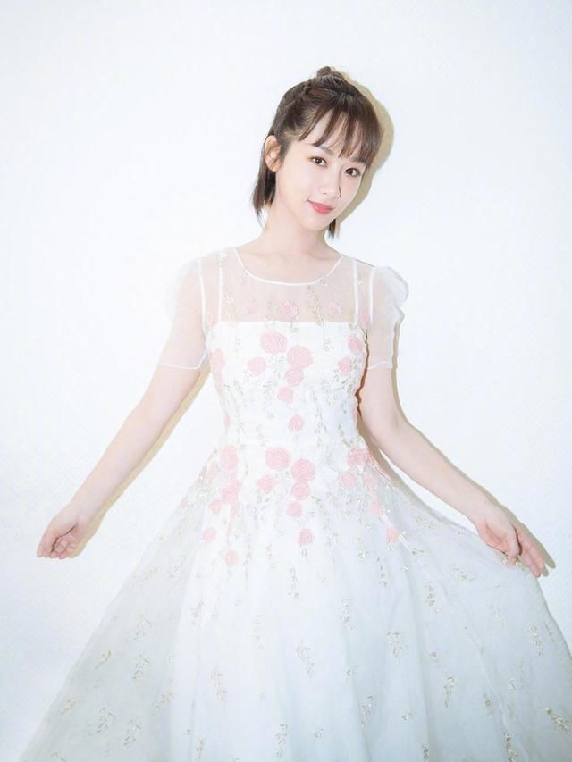 90后小花穿仙女裙，杨紫俏皮，刘美含大气，却被47岁的她抢镜了！