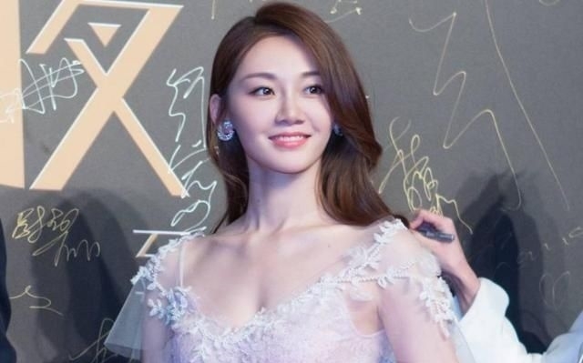  #发展#同是《芳华》女主角，钟楚曦发展为何比苗苗好很多？原因很简单