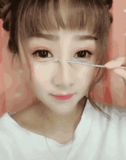 女孩直播卸妆，途中竟把鼻子戳穿，吓坏众人！
