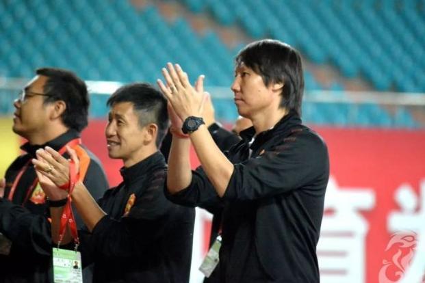 两大追兵轮番摆烂 武汉卓尔四连胜 李铁有望提前四轮完成冲超