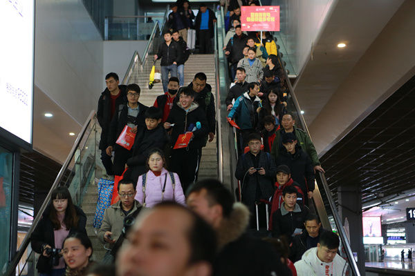  「专列」春运高铁专列送快递小哥回家