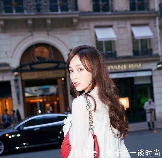 唐嫣金色高跷裤简直是显的腿长一米八的节奏，这回眸简直就是女神