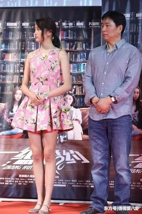 关晓彤发福就算了，“奶奶鞋”也来凑热闹，显胖又没气质！