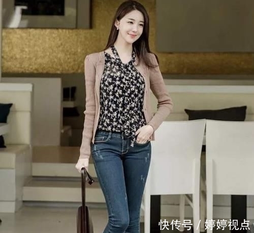  [优雅]率性自然的美女穿搭紧身牛仔裤，简约又大气，魅力十足！