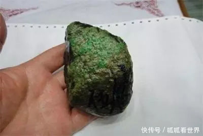  「大叔」农民大叔深山挖出块石头坚称是翡翠，不小心磕掉一块，