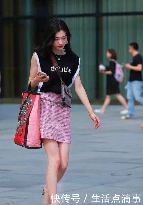 『美女』身材苗条的美女,蓝白拼色长裙搭配高跟鞋,简单大方很有时尚格调
