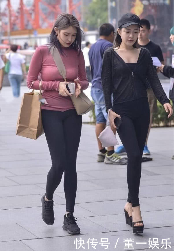 这两位很是时尚小姐姐，走起路来摇摆姿态就像一道道美丽的风景线