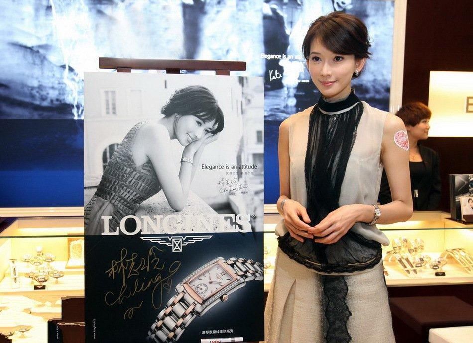 林志玲出席活动，连衣裙搭配黑丝袜，却美得不像话