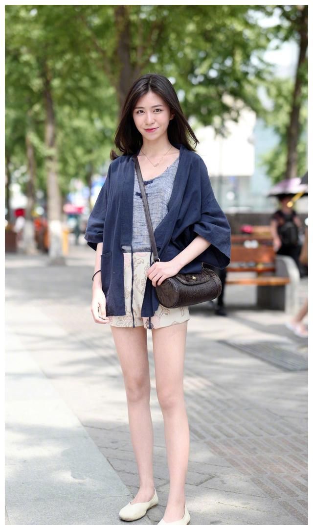 街拍：低胸吊带上衣搭配时尚短裤，细长双腿更加迷人