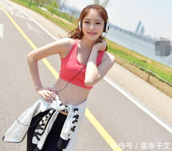  『显出』街拍性感紧身打底裤小姐姐，显出潮流个性的气息范