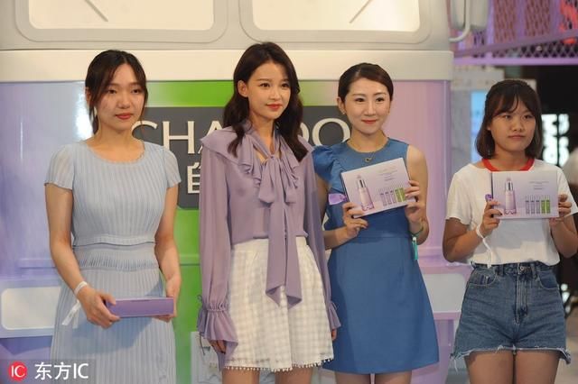 “辣妈”孙怡身穿紫色雪纺衫搭配白色短裙出席活动,少女气息十足