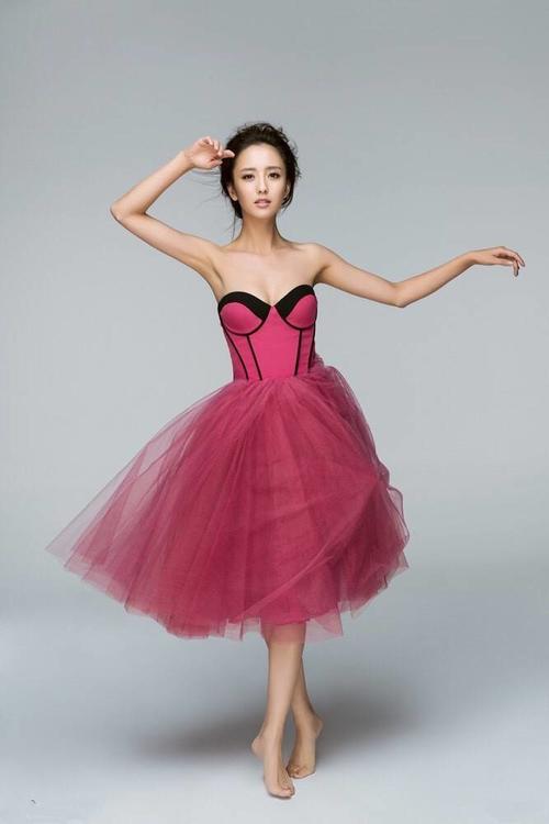 佟丽娅太拼了，抹胸裙瘦的撑不起来，网友：真的有88斤？