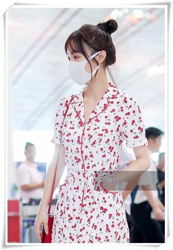 本以为姚晨穿“樱桃裙”够嫩的了，可看到李菲儿，我忍不住沉醉了