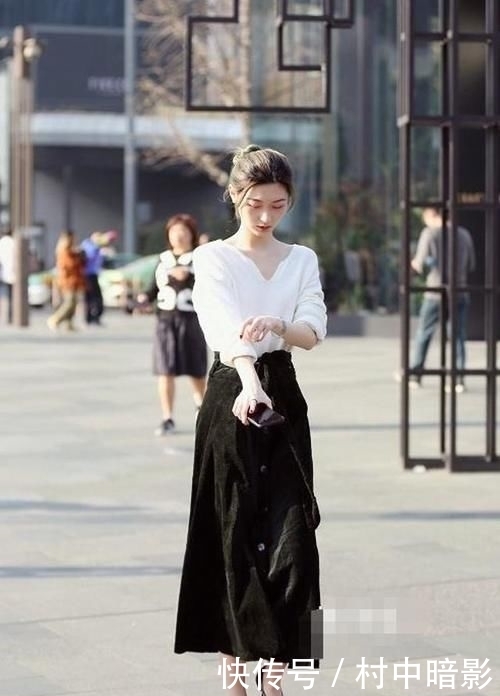  『蓝色』人像摄影：美女蓝色休闲开衫搭配柔美的白色裤子，很是让人惊艳