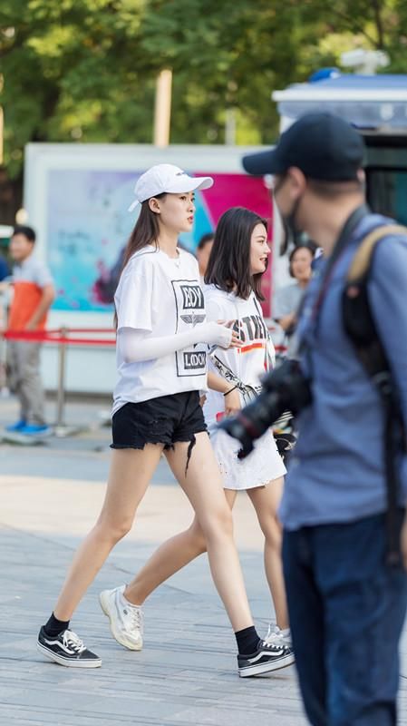 街拍，街头时尚的女孩都开始这样穿了，时尚、凉快、显身材