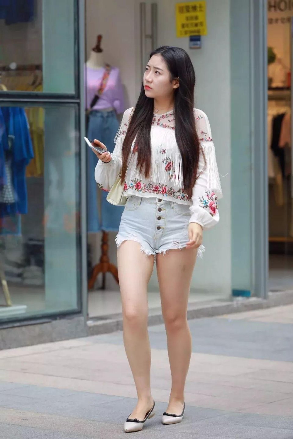 街拍：极品素颜女神，娶回家就赚大了