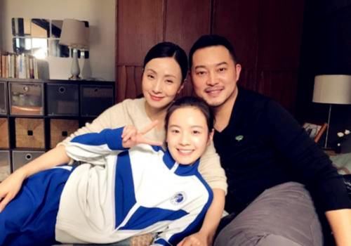  『徐峥』徐峥11岁女儿用牙签做发卡送妈妈，小陶虹感动发文晒专属幸福