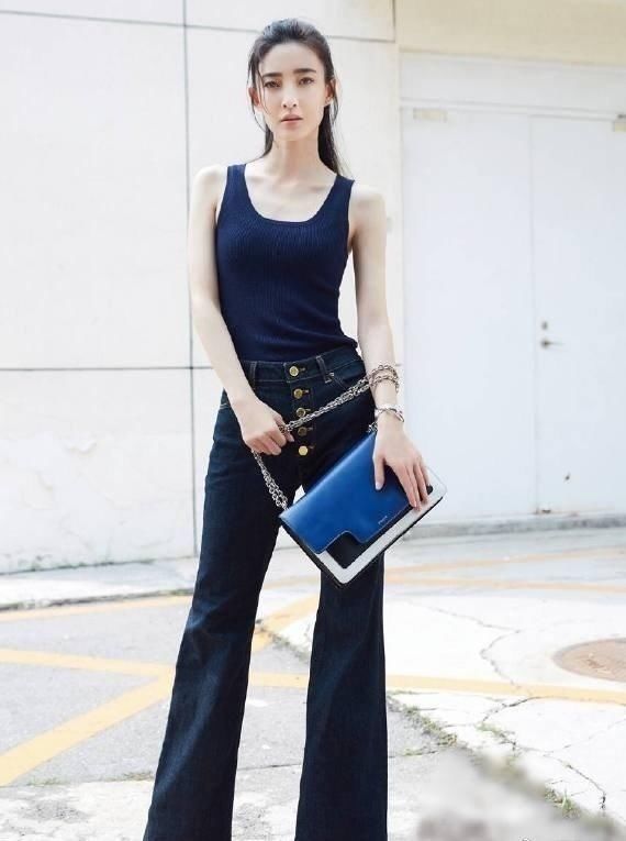 王丽坤身穿一件简单背心街拍,网友:这身材穿什么都好看啊