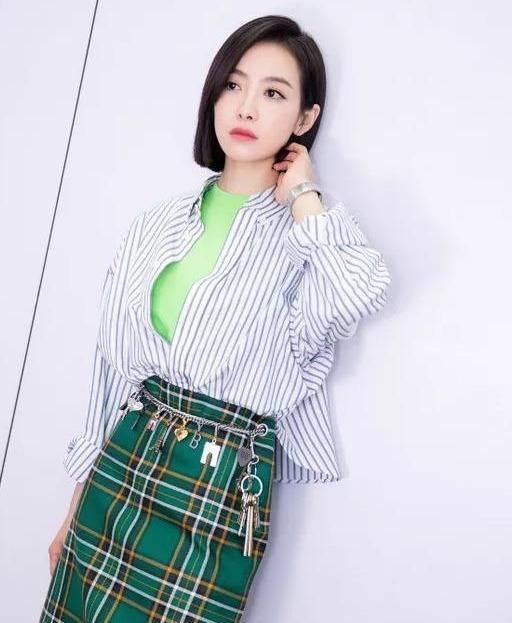  『打造』运用经典色打造时髦造型!早春实用穿搭指南,你最pick哪一套