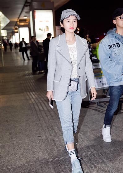 唐艺昕太厉害了,为秀小蛮腰,身穿背带裤,若隐若现很撩人