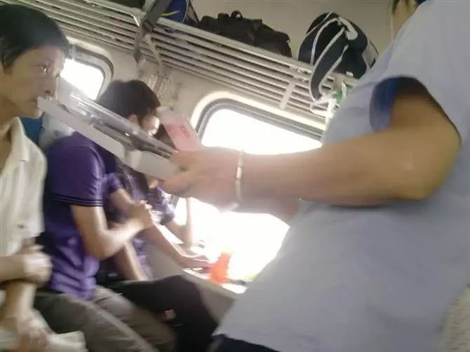火车上“卖货”的人是哪儿来的?乘务员道出实情,乘客很反感!