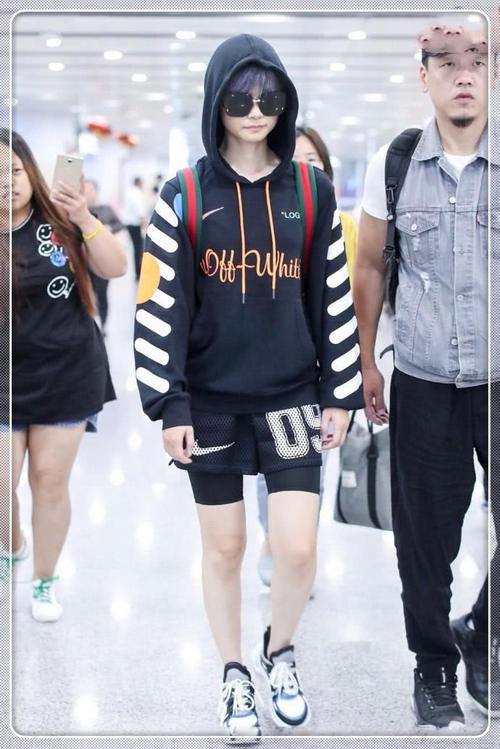 李宇春的时尚真难懂！短裤内穿男士泳裤？网友：欣赏不来！