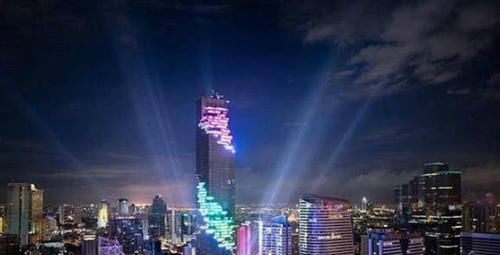 泰国第一高楼：白天被吐槽为烂尾楼，到了夜晚却琳琅满目！
