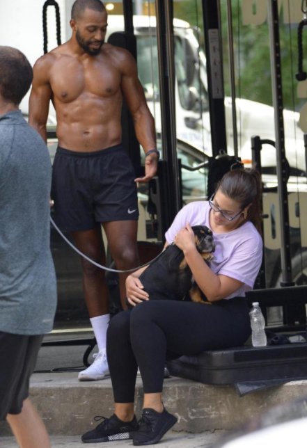 大码超模艾什莉格林汉姆和老公在健身房，老公身材无敌好的