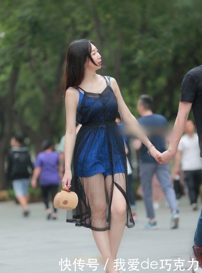 『气质』街拍 气质小姐姐们连衣裙穿搭, 街头秀出美妙身姿, 尽显魅力风情
