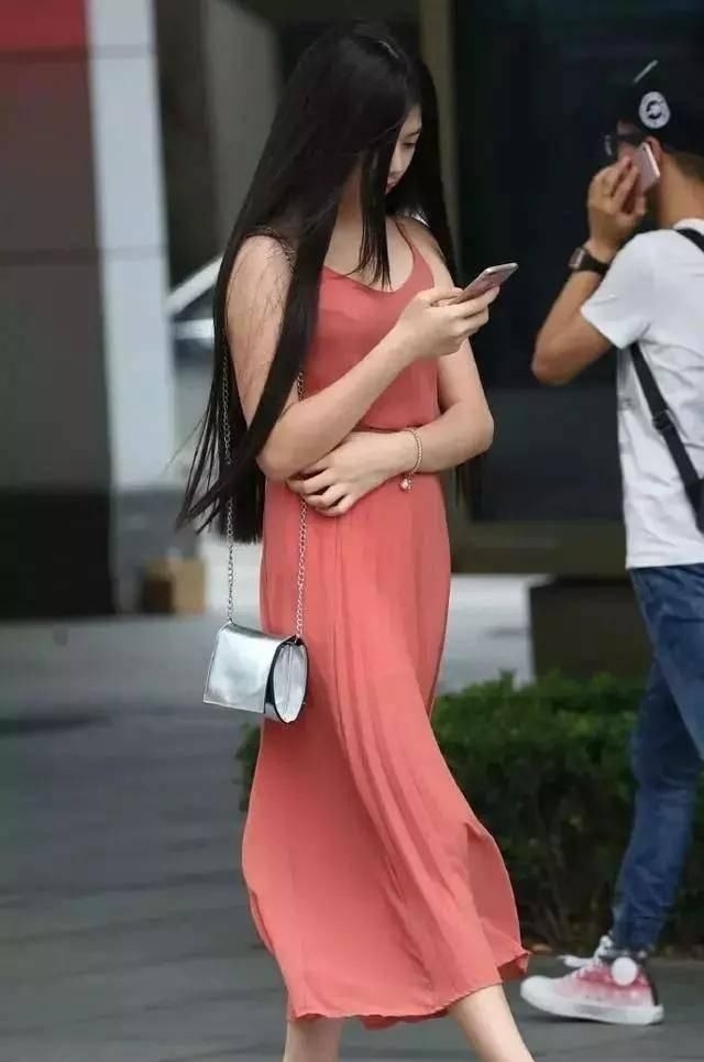  #上搭配一#女性搭配高跟鞋，彰显出婀娜多姿的身材