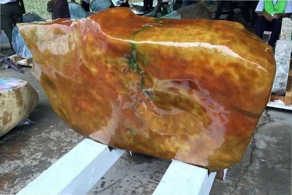 边境上的玉石市场，玉石成堆的摆在地上，而且砍价也很轻松！